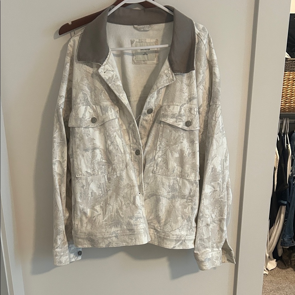 Hollister Women's Utility Jacket in Cream and Gray